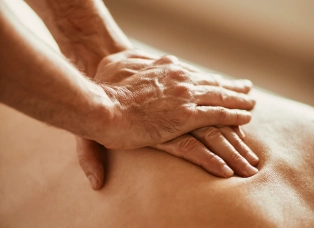 Under Pressure Massage Barcelona Gay Friendly Male Massage Therapist Hands Sports Back Massage Fit Man